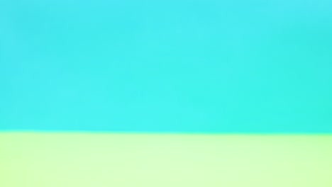 poniendo tres tulipanes rojos sobre un fondo verde y azul - detenga el movimiento