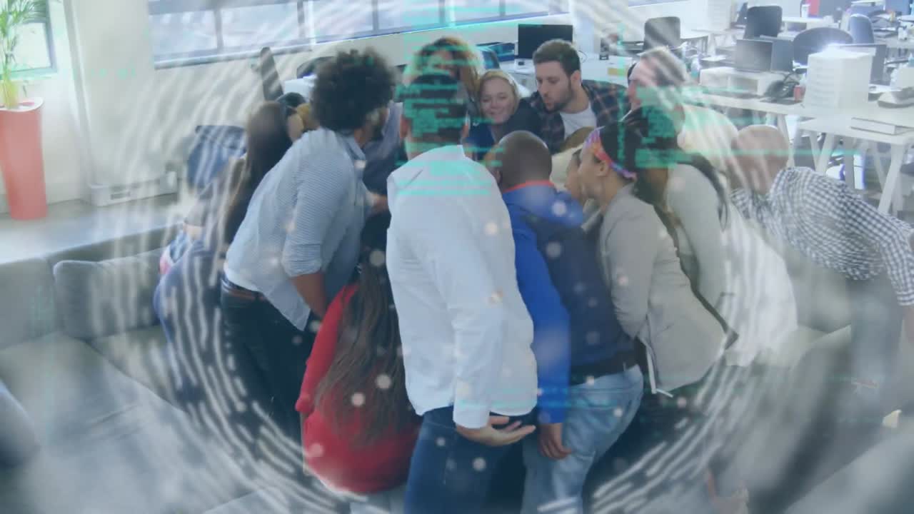 다양한 사무실 동료들이 사무실에서 손을 쌓는 것에 대한 빛의 흔적과 데이터 처리