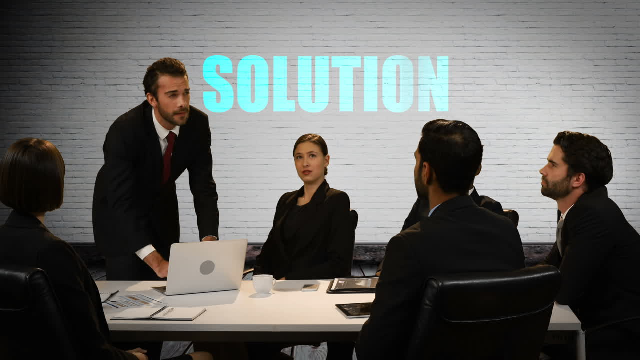 empresarios discutiendo en una reunión