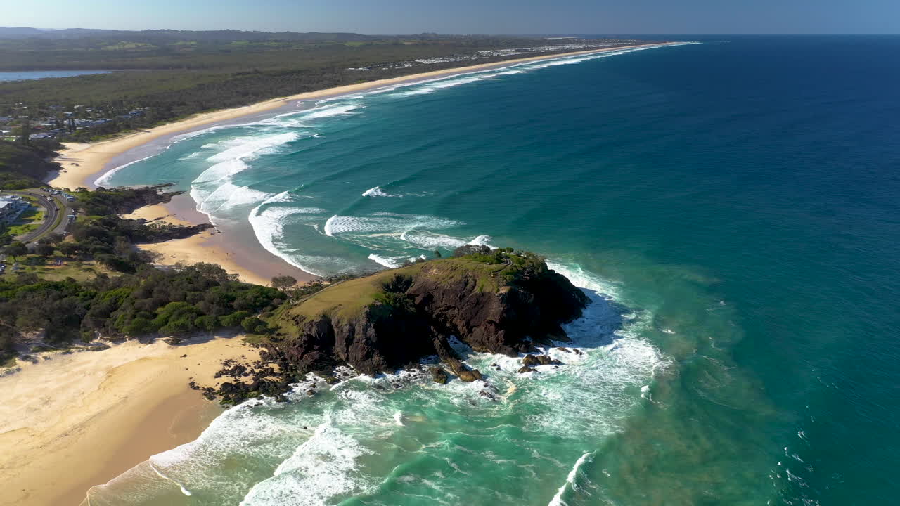 Ampia ripresa drone a rotazione della costa e degli affioramenti rocciosi a Cabarita Beach, Australia.