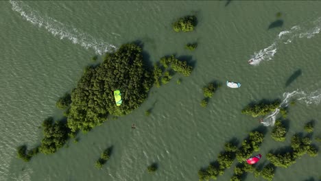 increíbles habilidades mostradas por kiteboarders maniobrando a través de manglares - aéreo