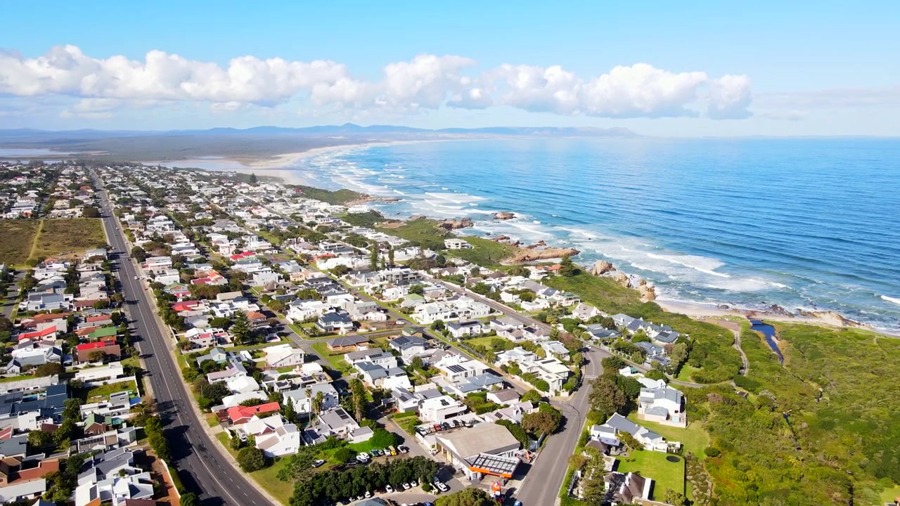Toàn cảnh từ trên cao khu dân cư ven biển cao cấp Voëlklip, Hermanus