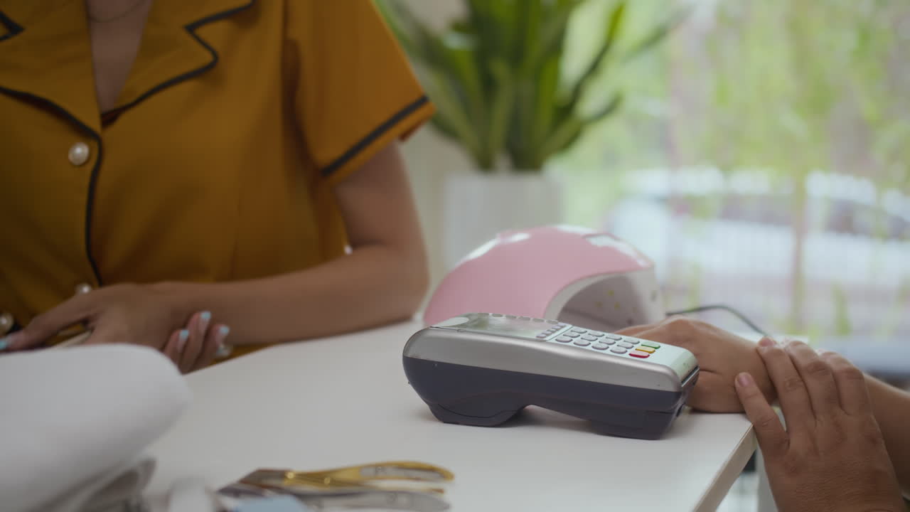 Cliente não reconhecível pagando em terminal bancário com smartphone