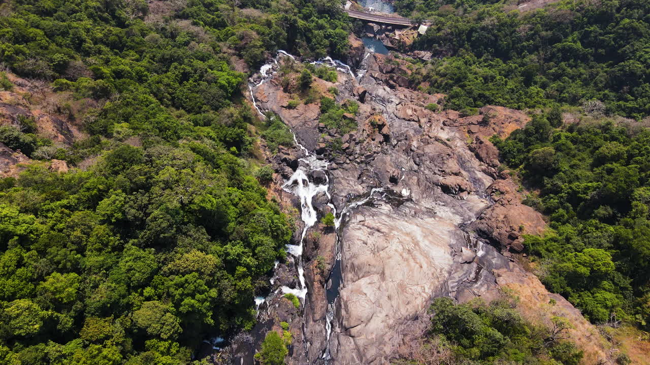 catarata de dudhsagar ubicada en lo profundo de la selva tropical de goa, india - toma aérea de un dron