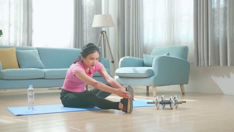 mujer estirándose en casa