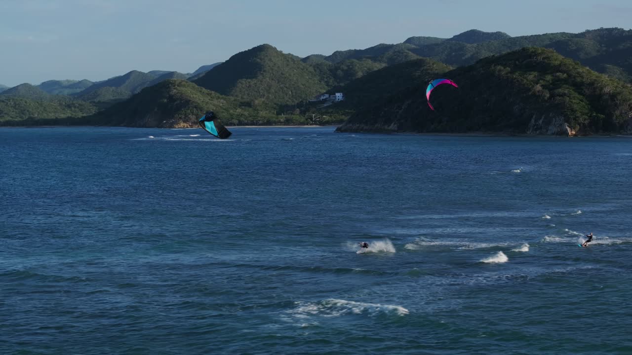열대 해역에서 카이트 서핑 모험
