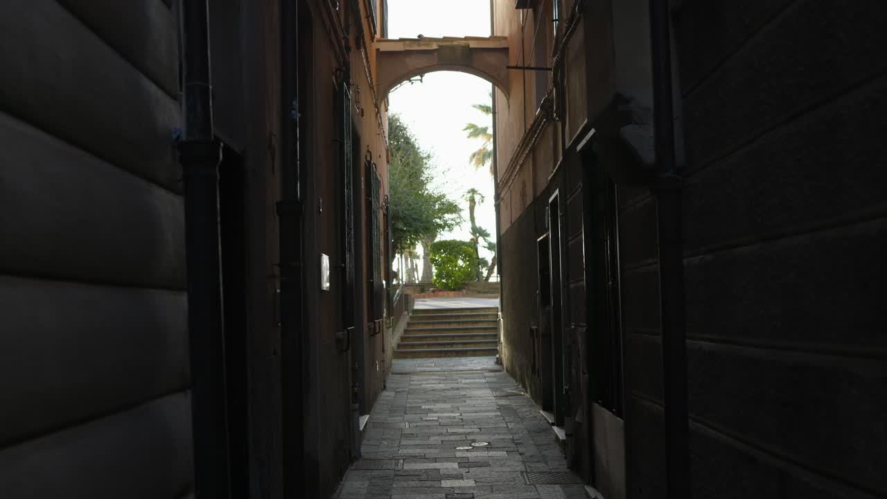 어두운, 은 골목길을 걸어서 도시의 끝에 빛이 있습니다.