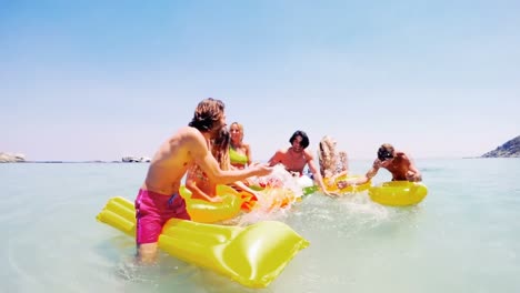 grupo de amigos disfrutando en el mar