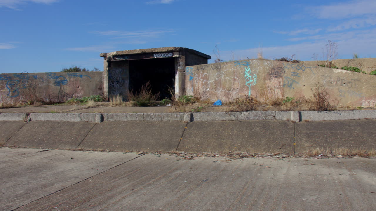 Ampia carrellata da sinistra a destra di una postazione di artiglieria di avvistamento della Seconda Guerra Mondiale, sul fiume Medway, sull'isola di Grain, accanto alla torre della batteria verde.