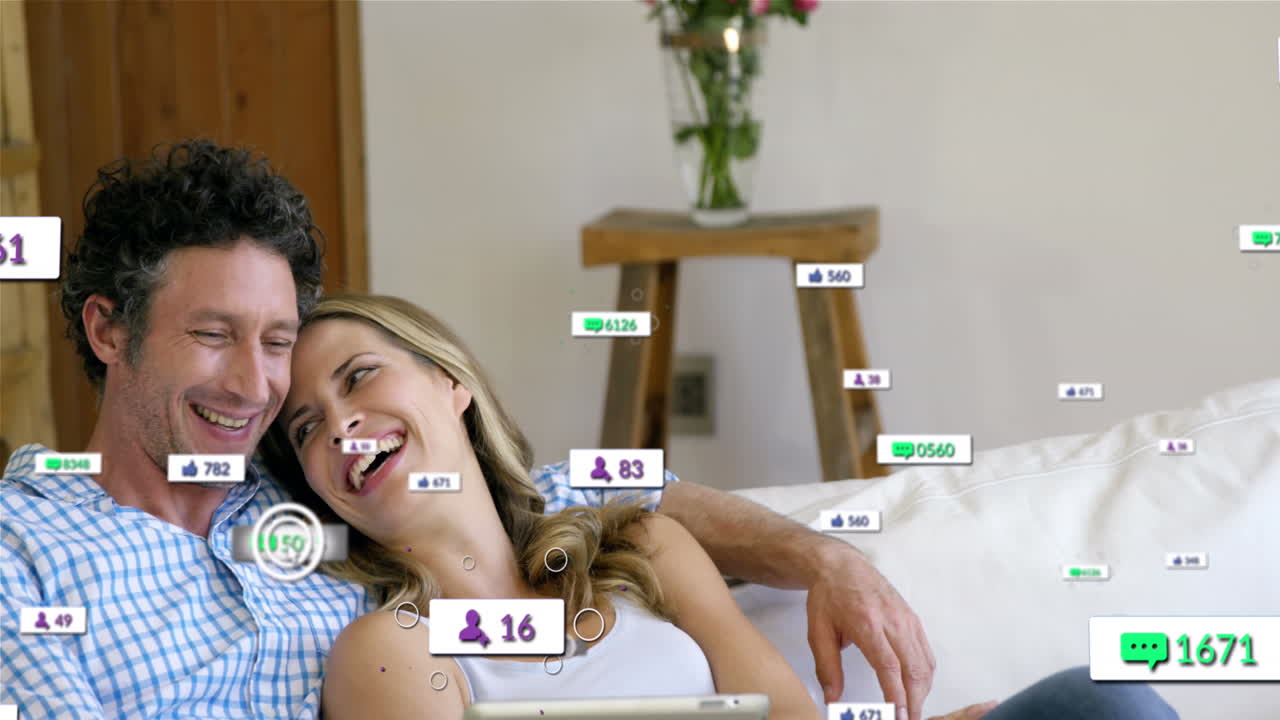 animación de barras de notificación sobre pareja caucásica relajándose y viendo video en una tableta digital