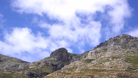 nubes moviéndose sobre montañas, pueden usarse para un lapso de tiempo