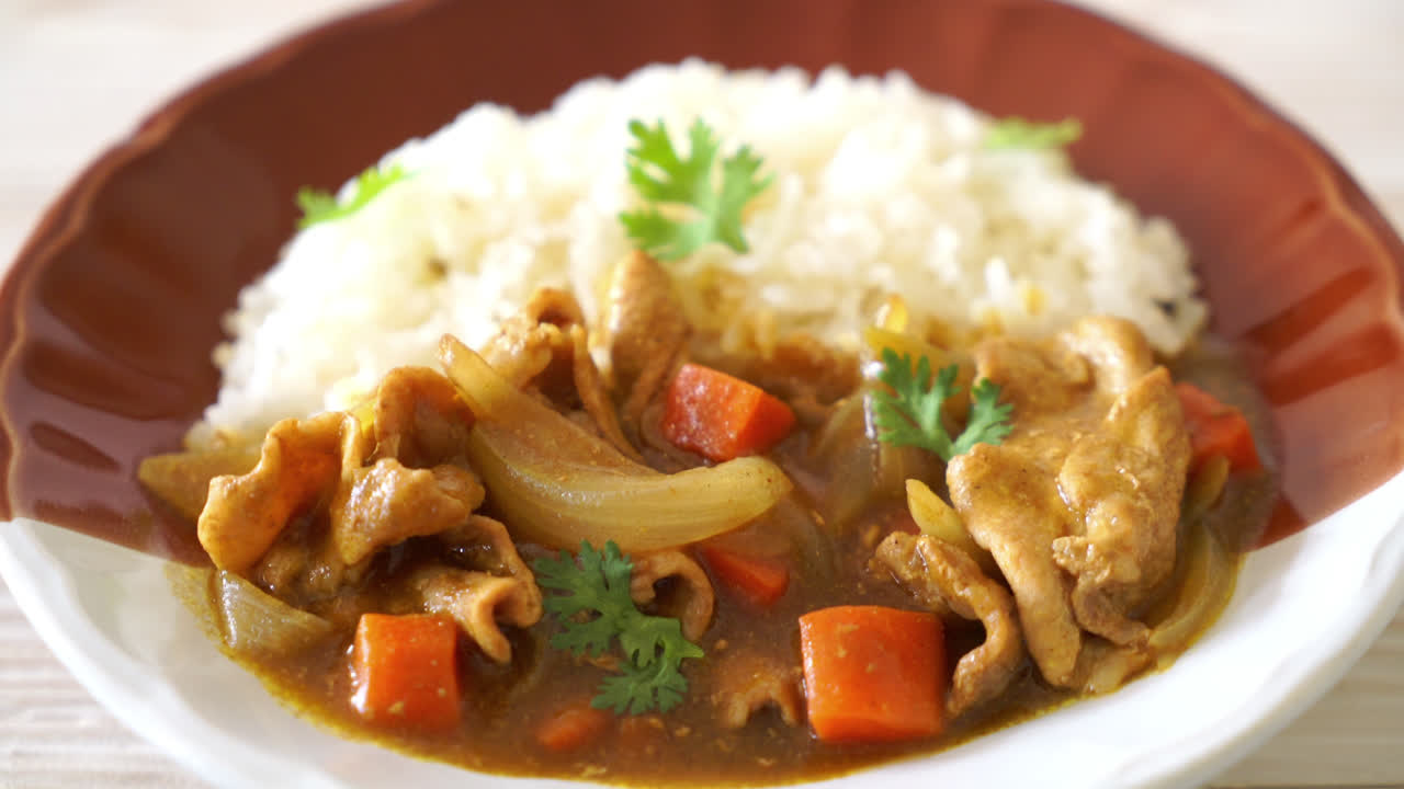arroz al curry japonés con lonchas de cerdo, zanahoria y cebolla