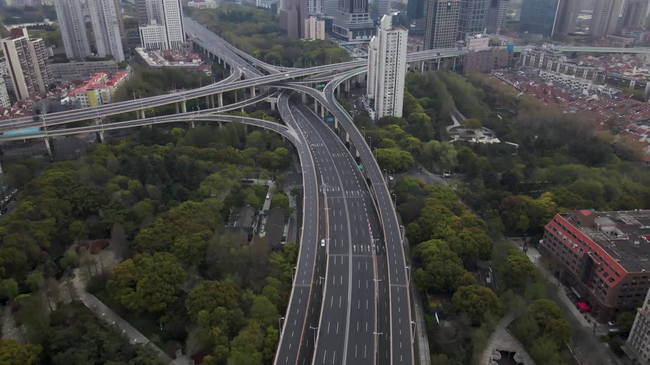 carreteras y calles vacías de shanghai que curan el bloqueo covid, vista aérea de drones