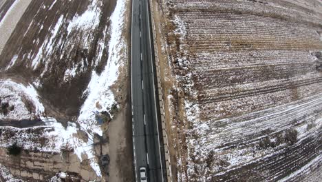 Drohne-über-Einer-Straße-Im-Winter