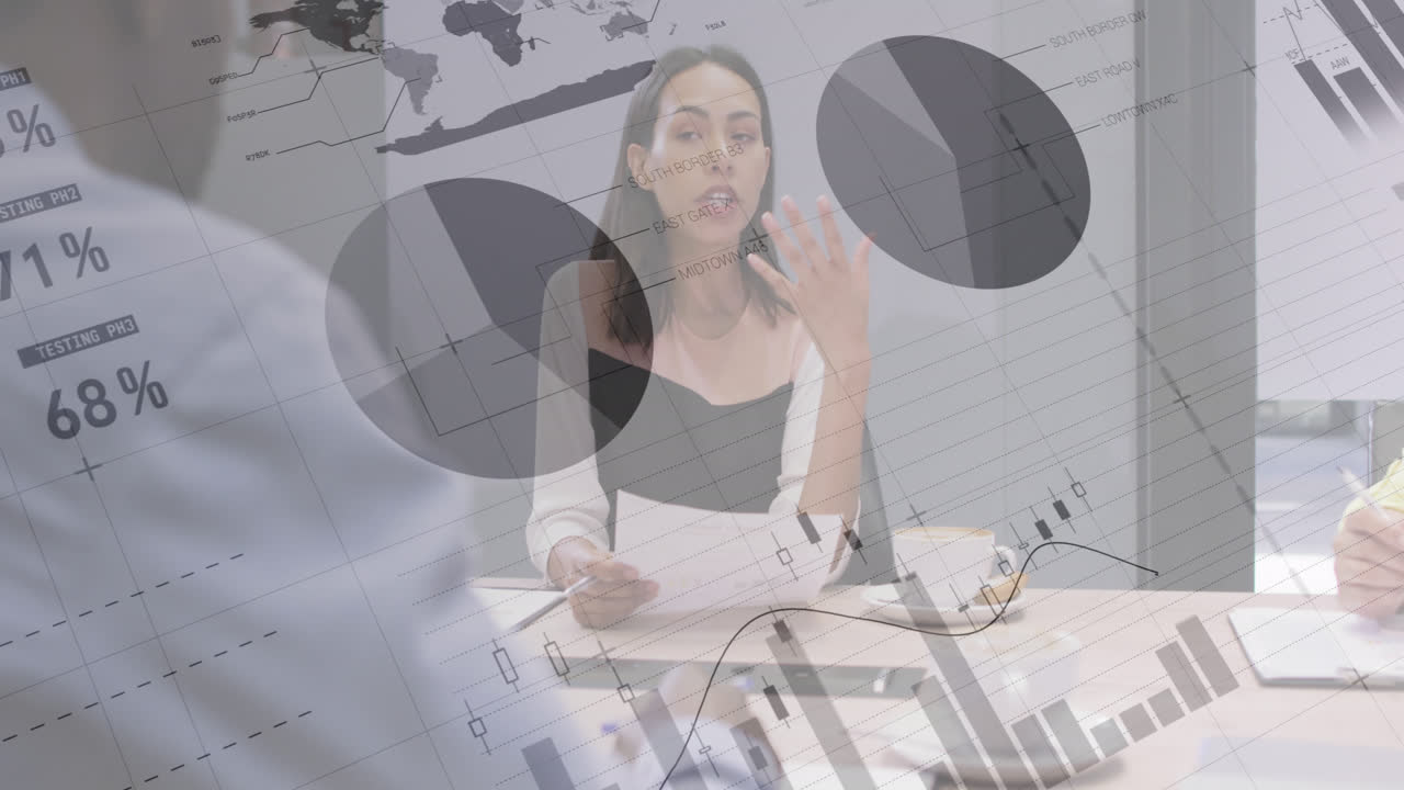 animación del procesamiento de datos estadísticos contra mujeres biraciales discutiendo con colegas en la oficina