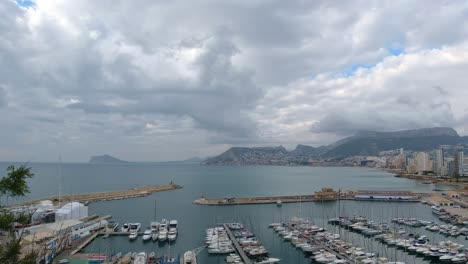 Panoramablick-Auf-Calpe-Und-Den-Fischerhafen,-Abendwolken-Beginnen-Sich-über-Dem-Blauen-Meer-Zu-Bilden