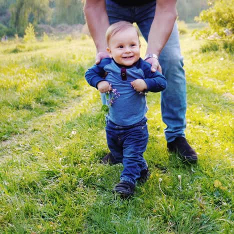 niño divertido aprende a caminar