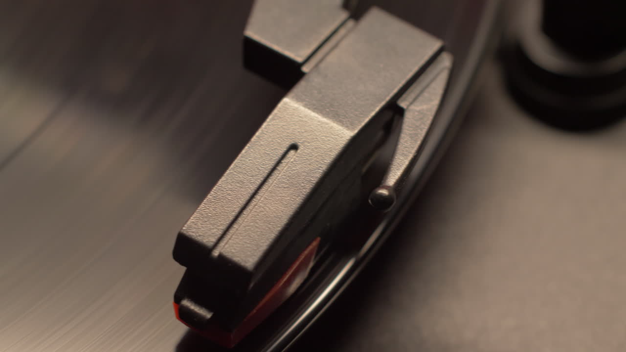 레트로 레코드 플레이어의 슬라이더 이동 바늘이 빈티지 비닐 음악 앨범에 떨어지고, 왼쪽에서 오른쪽으로