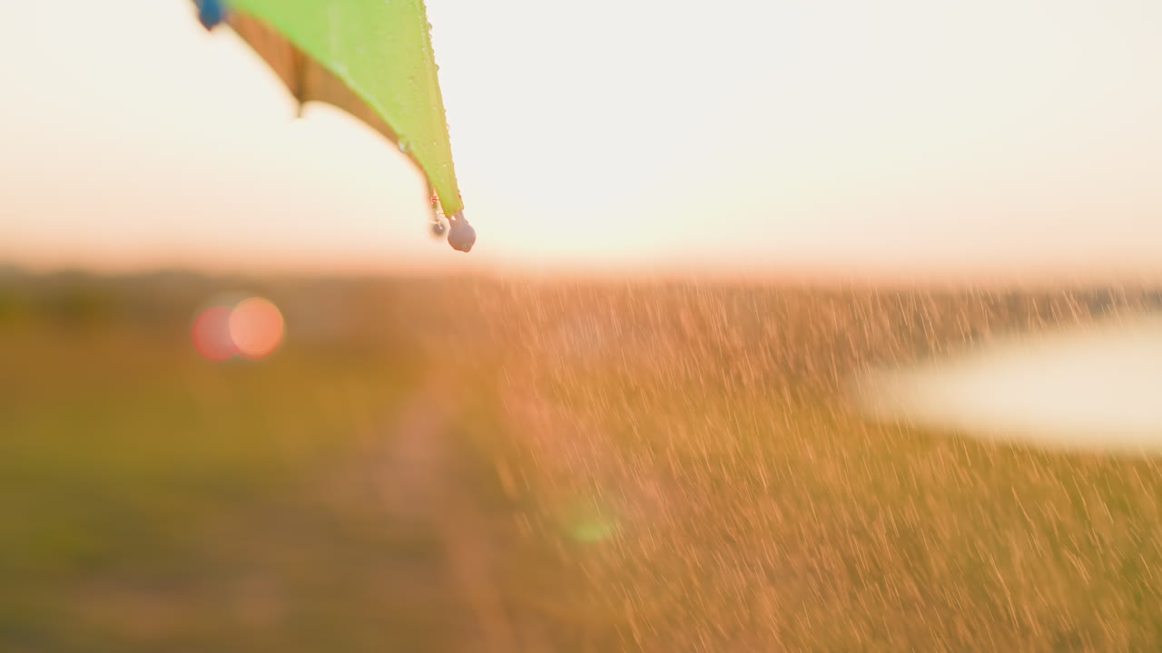 은 물방울이 에서 떨어지고, 에서 가까이 쳐다보면 우산에서 물이 흘러내리는 리한 소리가 들린다.