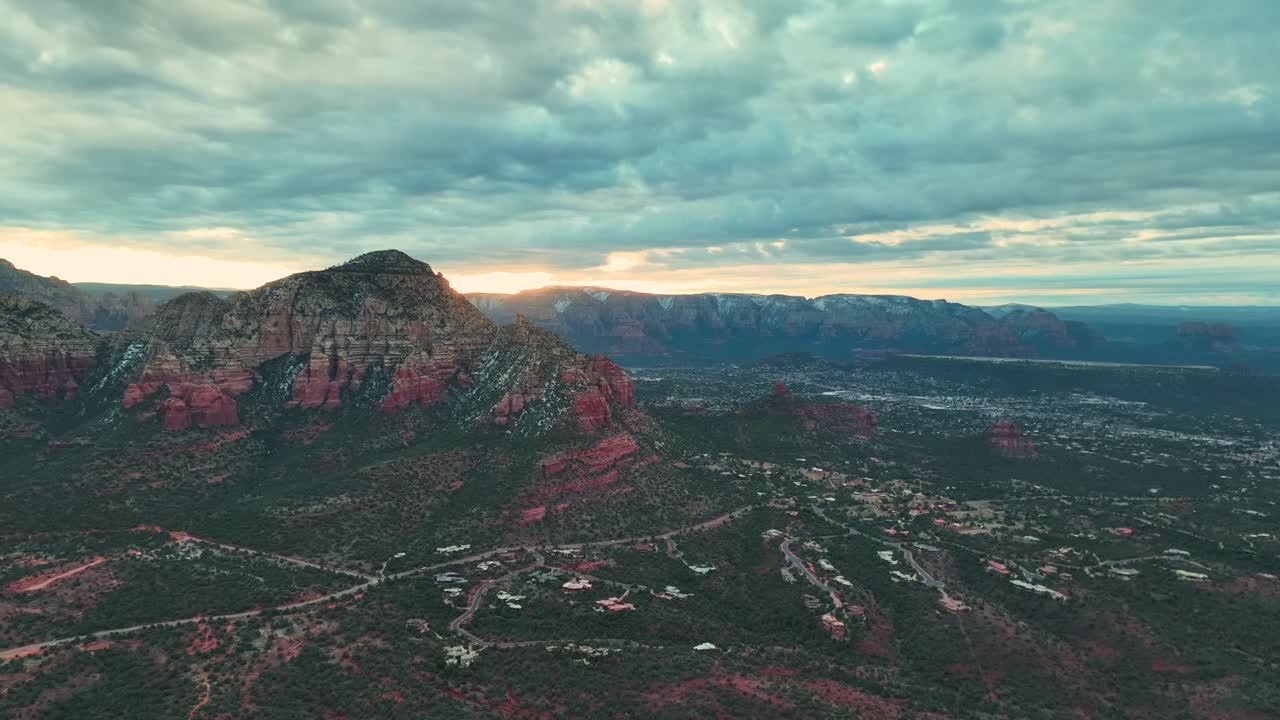 vista aérea de sedona con colinas de piedra arenisca y sendero durante el amanecer en arizona, ee.uu.