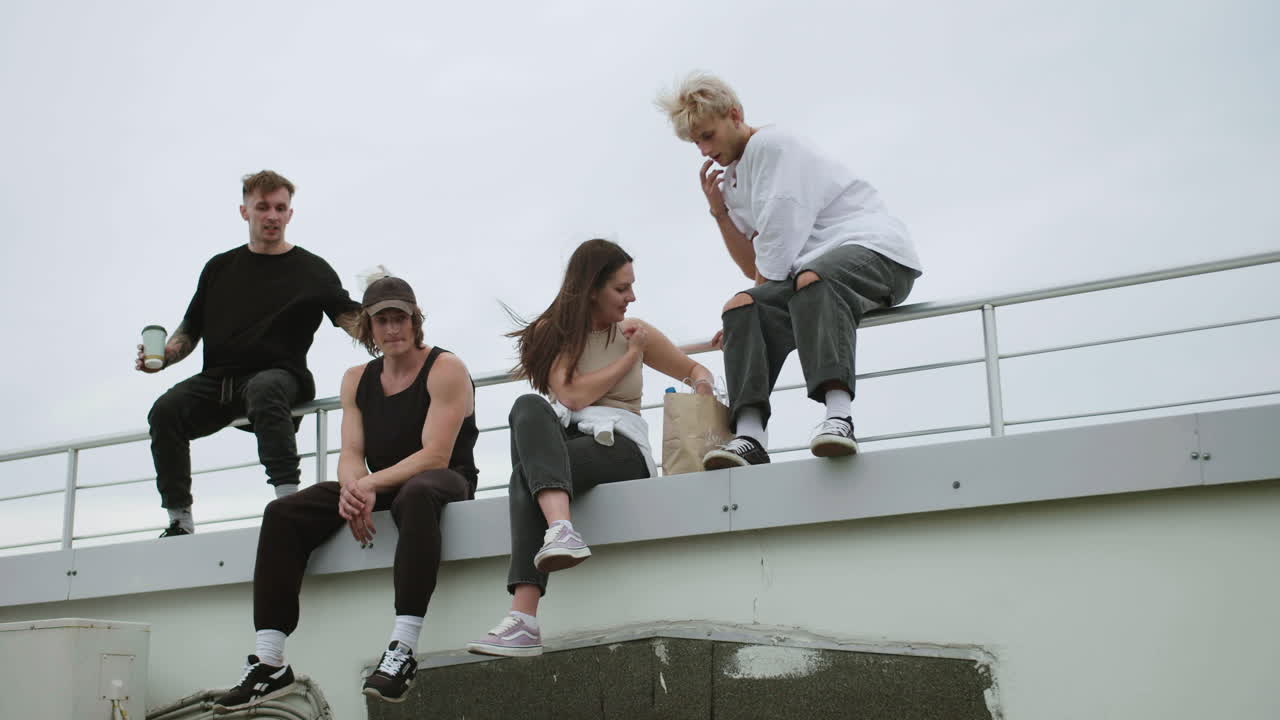 группа друзей, гуляющих.