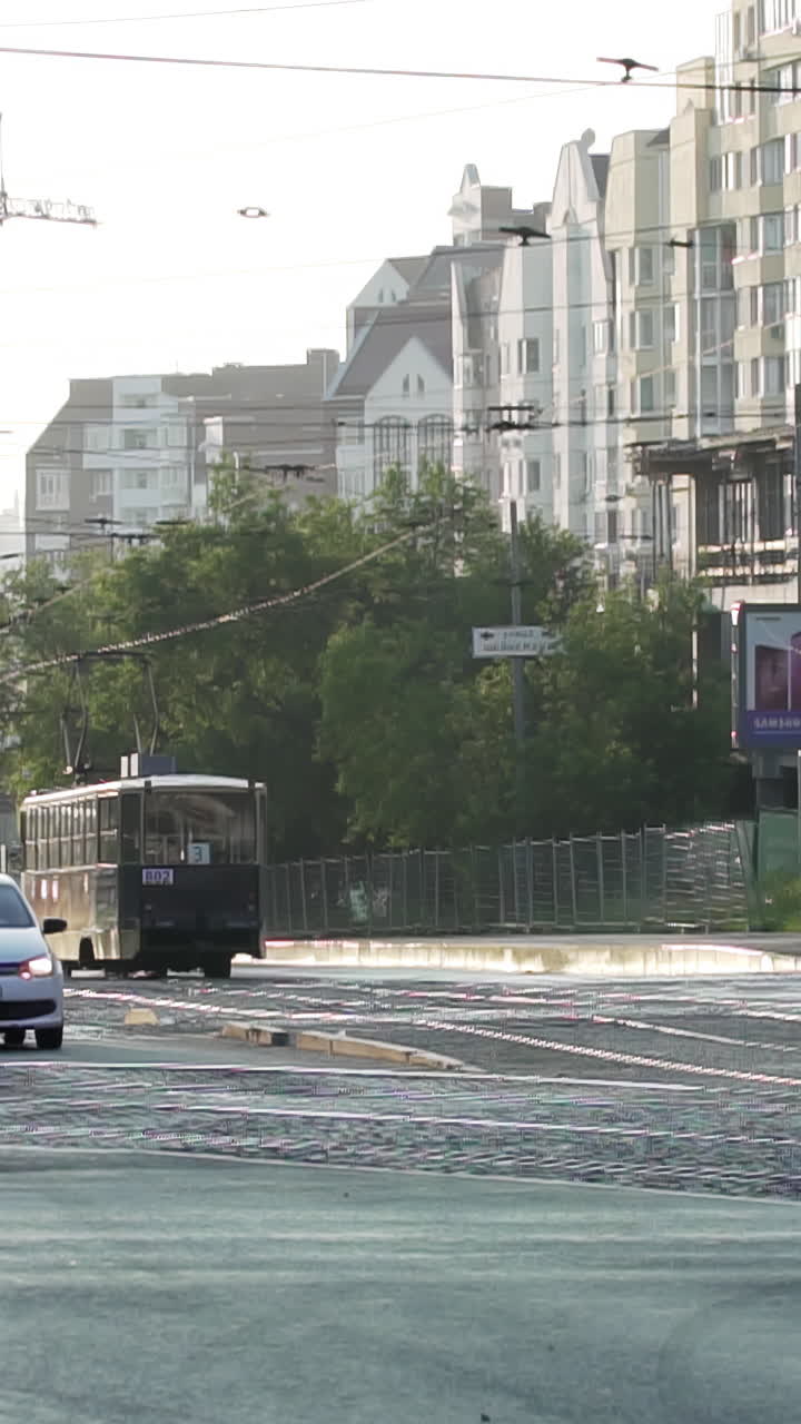 트램 과 자동차 가 있는 도시 거리