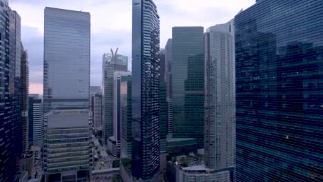 volar sobre el distrito de negocios en la ciudad de singapur durante el día