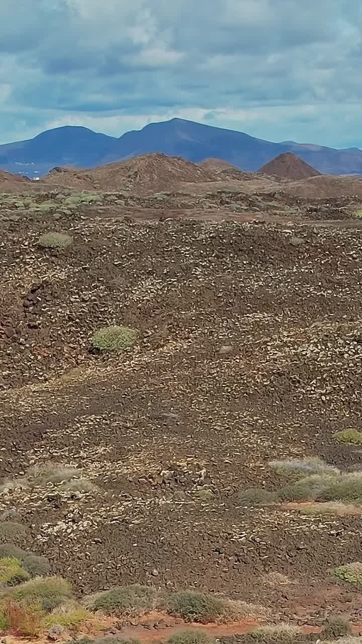Esplorando terreno roccioso nelle Isole Canarie, Spagna, durante il giorno