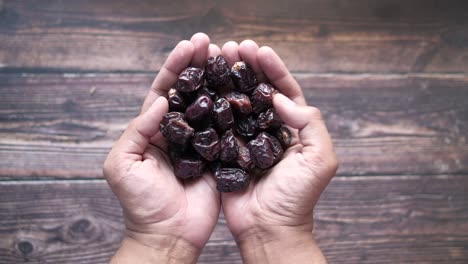 el concepto de ramadán, frutas de dátiles en la mano