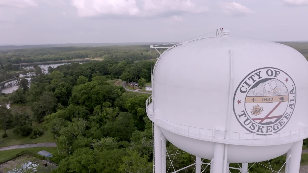 tuskegee, torre de agua de alabama con video de avión no tripulado moviéndose de derecha a izquierda