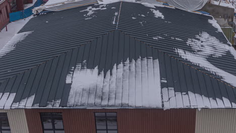nieve derritiéndose en un techo en un timelapse de movimiento desde una perspectiva superior mirando hacia abajo en un edificio