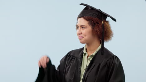 graduado, señalando y mujer en el estudio