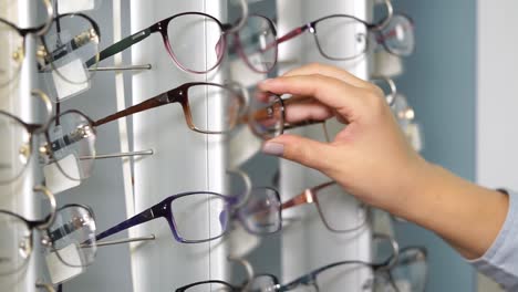 cliente eligiendo gafas en una tienda de óptica