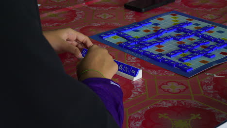 niños jugando juegos de mesa de matemáticas en una escuela musulmana, gran motivación para los niños pequeños