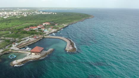 Drohnenaufnahme-über-Blauem-Wasser-Mit-Wunderschöner-Landschaft-Im-Hintergrund