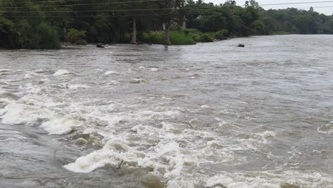 hermosa vista de la corriente de agua que fluye entre las orillas del río