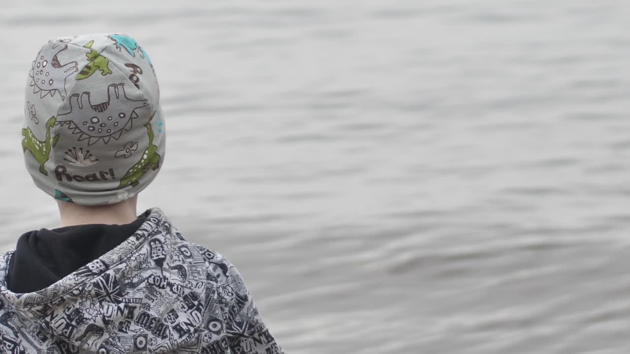 소년은 바다에 빈 병을 던졌다