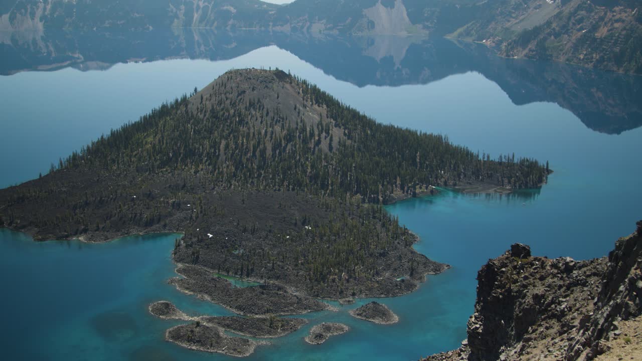 isla volcánica en medio de un lago montañoso