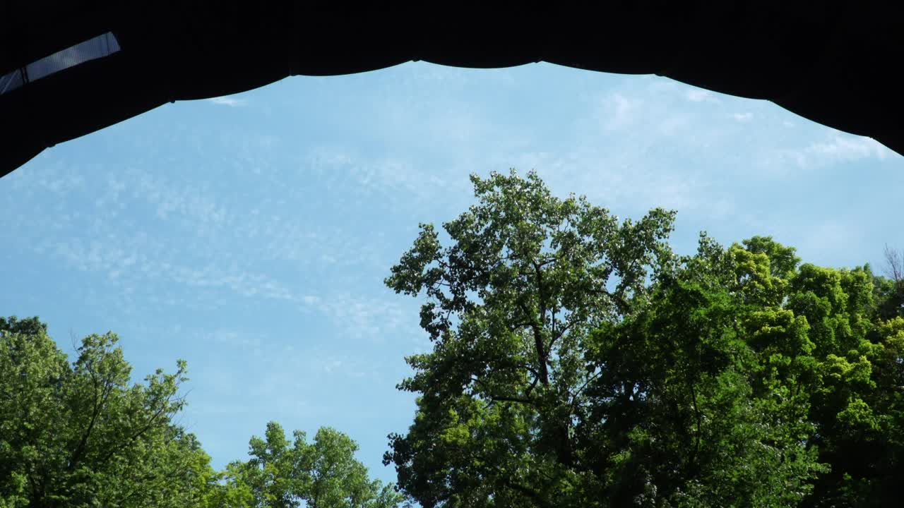 다리 아래에서 하늘을 바라보며 촬영