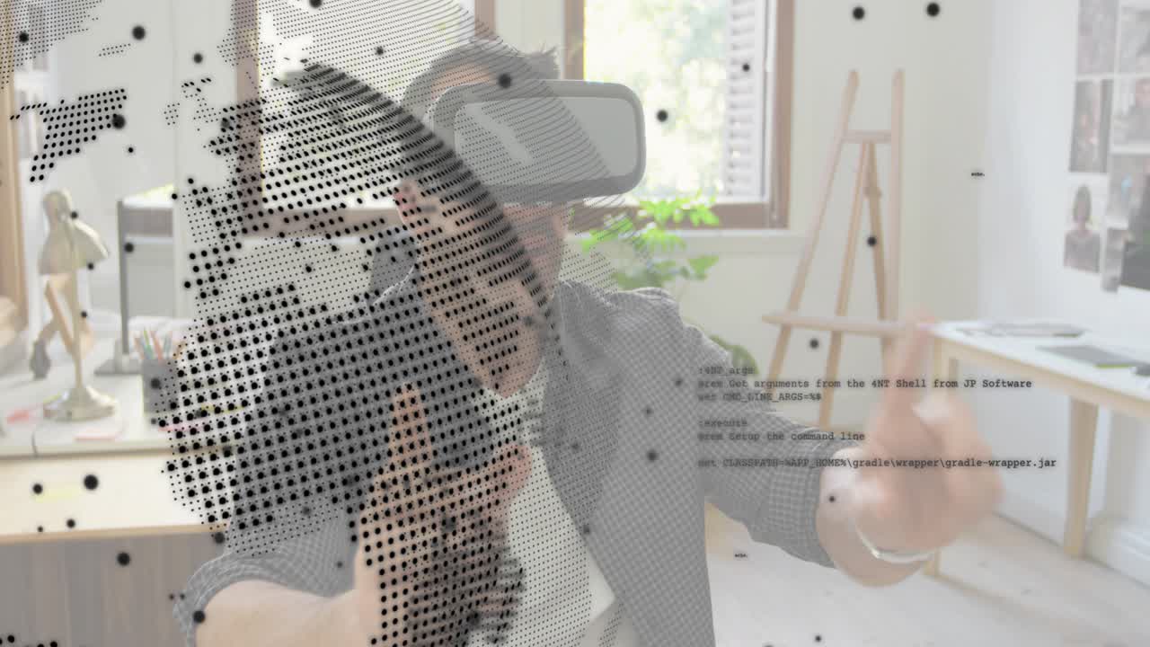 Tech-ekspert, der tager VR-headset på et kontor, løfter hænderne, roterer en globus og udvider kodestykker