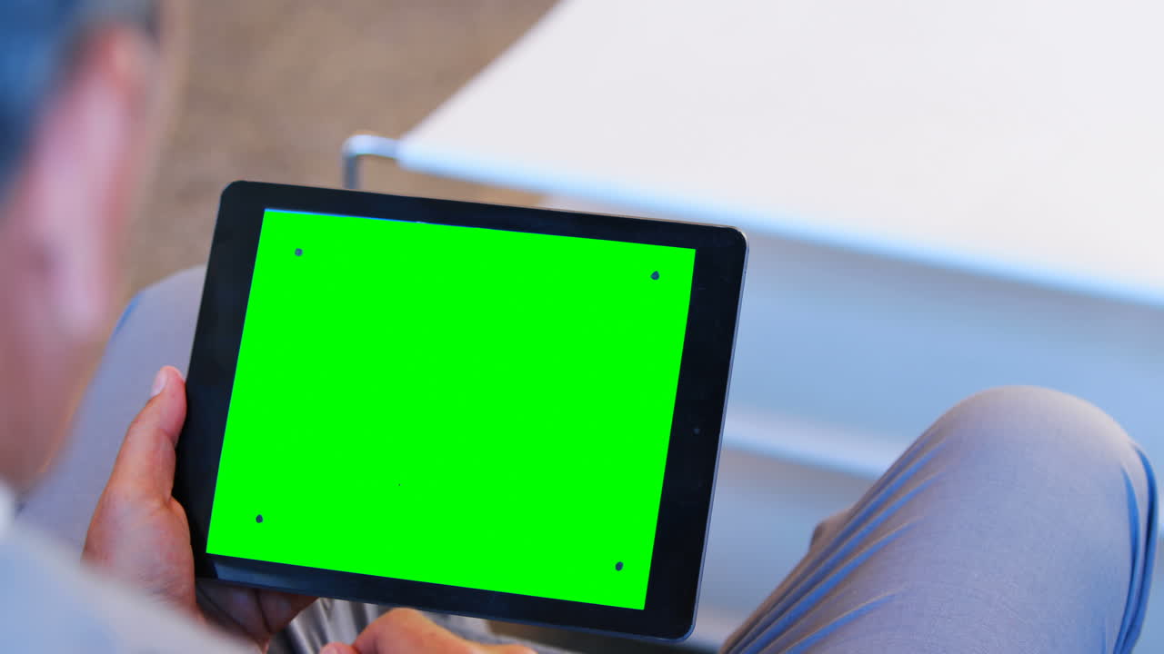 태블릿을 사용하는 사업가