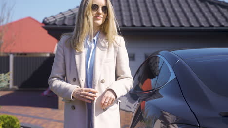 mujer cargando un coche eléctrico