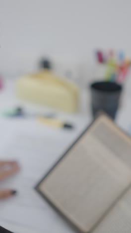 persona leyendo un libro en un escritorio