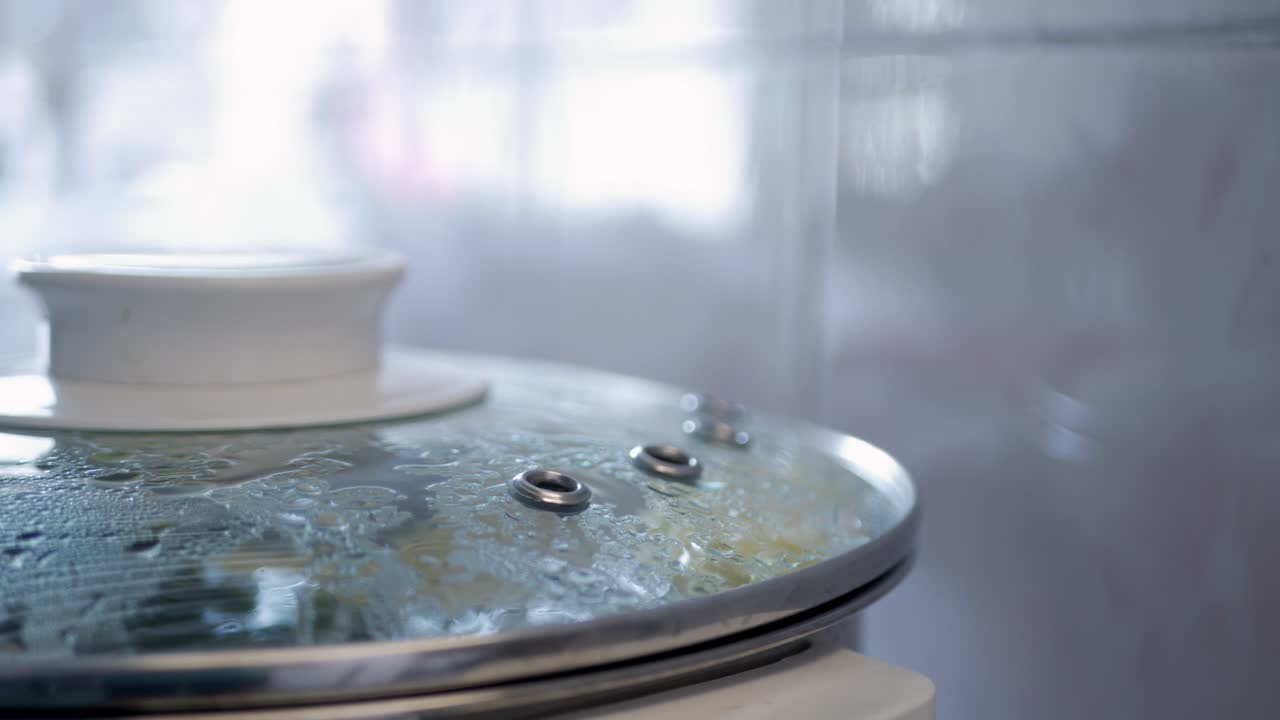 야채와 함께 생선 찜을 요리하는 동안 찜통에 pov