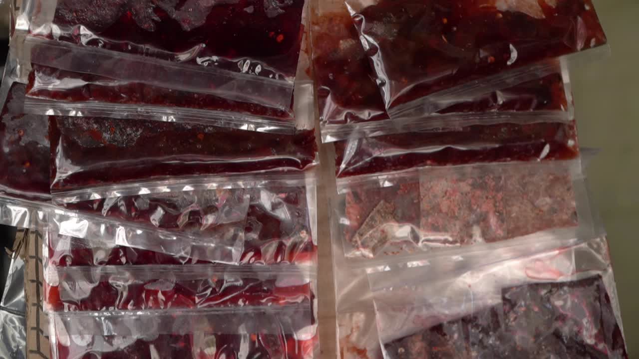 snack nepalesi in un piccolo negozio di snack locali a kathmandu, nepal