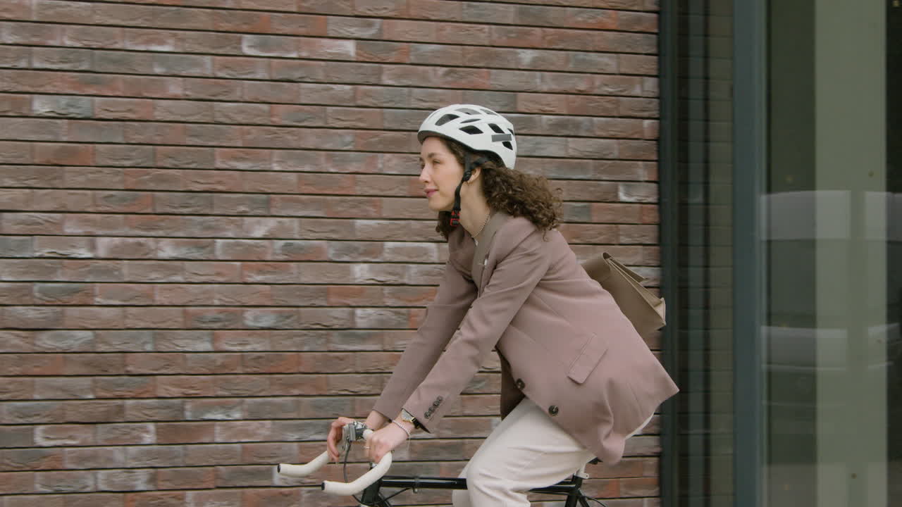 자전거로 출근하는 정장 차림의 젊은 여성 2