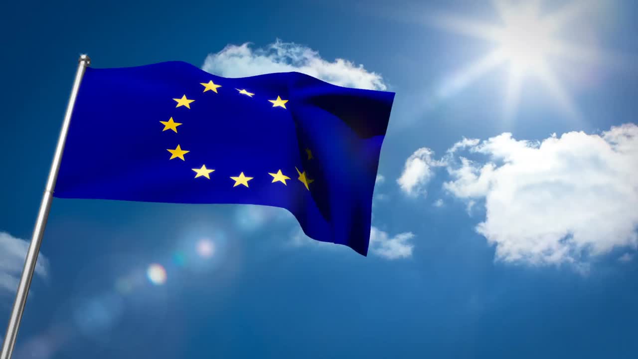 Bandiera europea contro il cielo in una giornata di sole