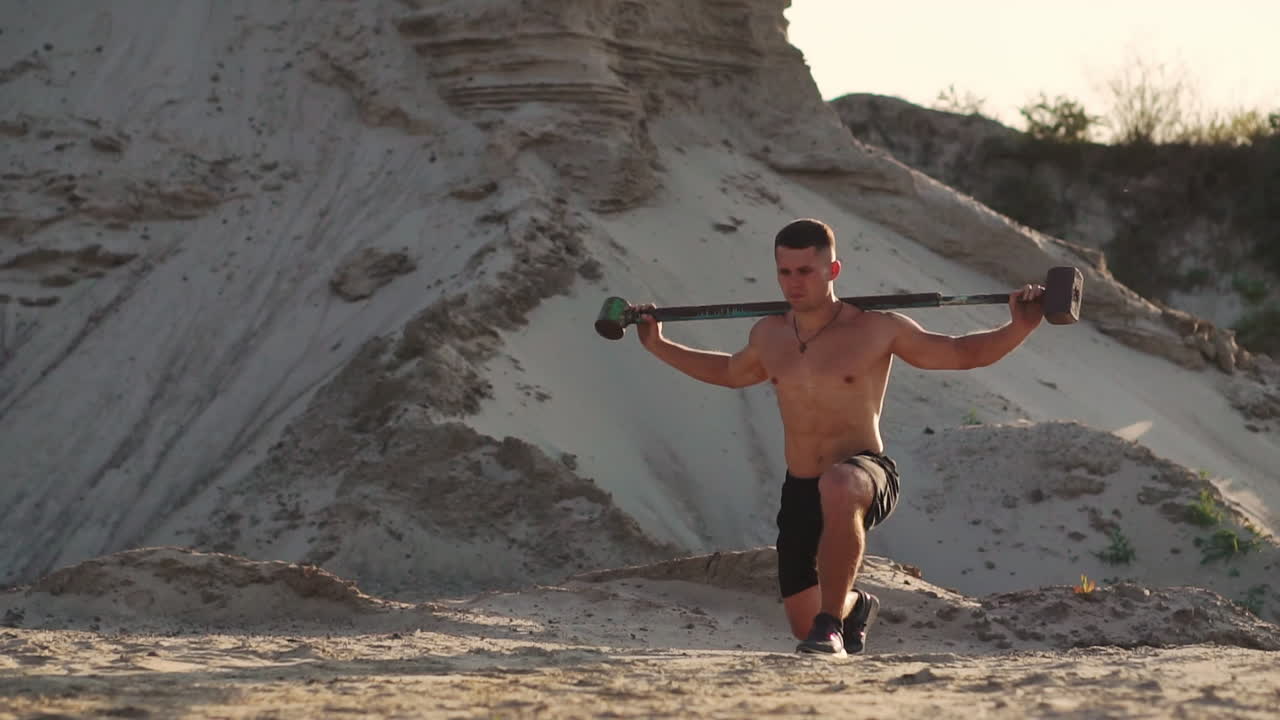 스포츠 피트니스 남자  ⁇  타이어를 해머 슬레지 크로스 피트 트레이닝으로 때리는 것