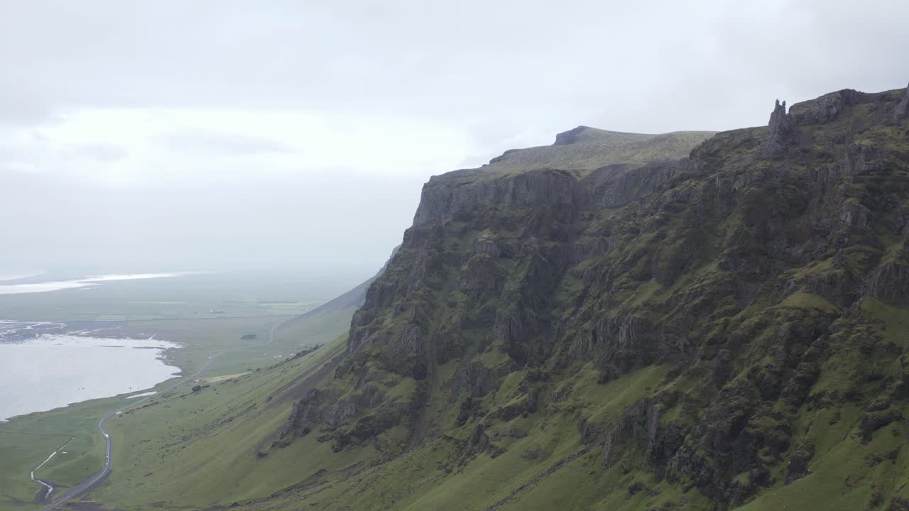 흐린 날에 아이슬란드 고원의 화산암 절벽, 공중