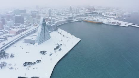 Vista-Aérea-De-4k-De-La-Ciudad-De-Aomori-Y-El-Puerto-De-Ferry,-Norte-De-Japón-En-Invierno